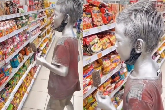 Bocah Manusia Silver Kumpulkan Uang Demi Beli Mie Instan