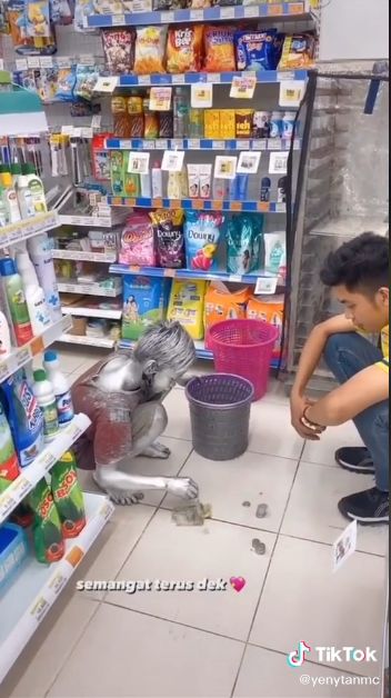Bocah 'Manusia Silver' Kumpulkan Uang Demi Beli Mie Instan