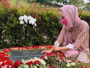 BCL Ucapkan Hari Jadi Pernikahan di Makam Ashraf, Netizen Mengharu Biru
