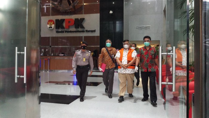 Bupati Labuhanbatu Utara Kharuddin Syah ditahan KPK, Selasa (10/11/2020).