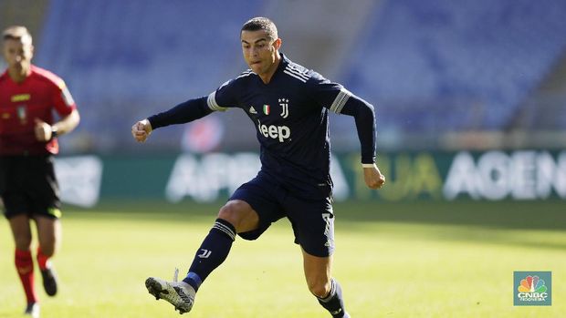 Cristiano Ronaldo Juventus' Cristiano Ronaldo sits on the field after a challenge during the Serie A soccer match between Lazio and Juventus at the Olympic stadium in Rome, Sunday, Nov. 8, 2020. (AP Photo/Andrew Medichini)