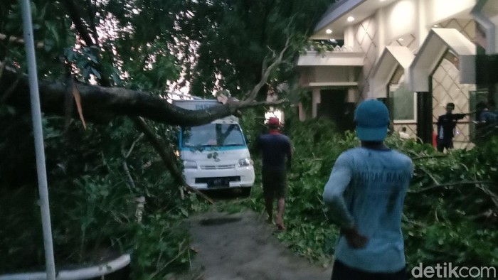 Dampak hujan dan angin kencang di Kudus, Selasa (10/11/2020).