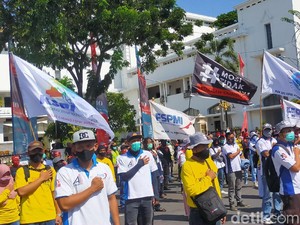 Ratusan Buruh Tuntut Kenaikan Upah dan Omnibus Law di Kantor Gubernur Jatim