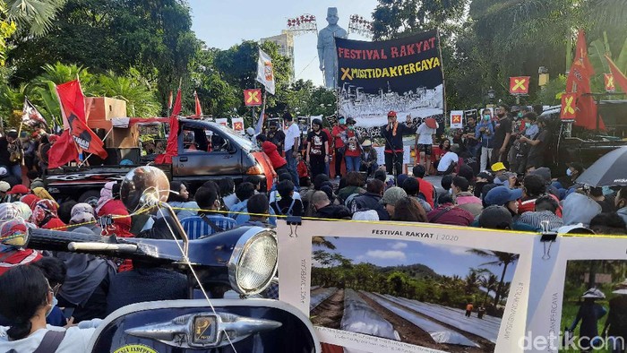 Demo menolak Omnibus Law digelar di Surabaya tepat di Hari Pahlawan. Sekitar 200 orang yang terdiri dari petani, mahasiswa dan buruh menuntut Presiden Jokowi menerbitkan Perppu.