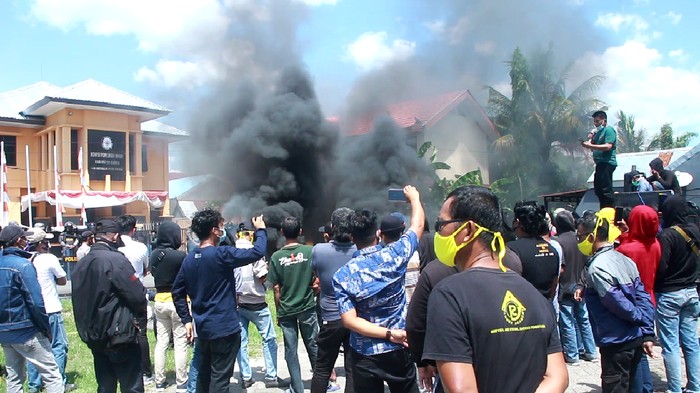 Demonstrasi massa dua paslon Pilbup Barru di depan Kantor KPU Barru, Sulsel
