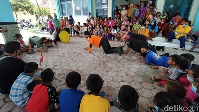 Momen Anak-Anak Peringati Hari Pahlawan di Pengungsian Magelang