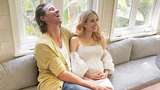 Emma Roberts dan Pacar Bahagia Nantikan Kelahiran Anak Pertama