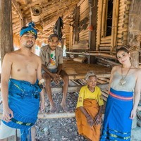Nagita dan Raffi Ahmad kompak tampil dengan kain tenun Sumba berwarna biru. Jika suaminya hanya memakai kain Sumba saja, Nagita melengkapi penampilannya dengan tank top yang warnanya senada dengan warna kulitnya. Penampilannya ini lah yang membuat netizen salah fokus. Bukannya mengomentari gaya Nagita berbaju adat Sumba, netizen malah mengomentari kulit putih nan bersih Nagita.  Foto: Instagram