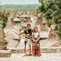 Selain Nagita Slavina dan Raffi Ahmad, geng artis yang juga ikut liburan ke Sumba bersama mereka adalah Ayu Dewi. Presenter kocak itu berpose memakai kain Sumba bersama sang suami, Regi Datau. Ayu Dewi tampak menyematkan kain Sumba untuk menutupi bahunya saat berpose ke kamera. Foto: Instagram