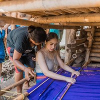 Saat memakai baju adat Sumba ini, Nagita Slavina juga sempat mencicipi menenun kain Sumba. Kain Sumba ini termasuk salah satu kain dengan pembuatan yang perlu ketekunan. Satu helai kain sumba dibutuhkan waktu hingga setahun untuk membuatnya. Foto: Instagram
