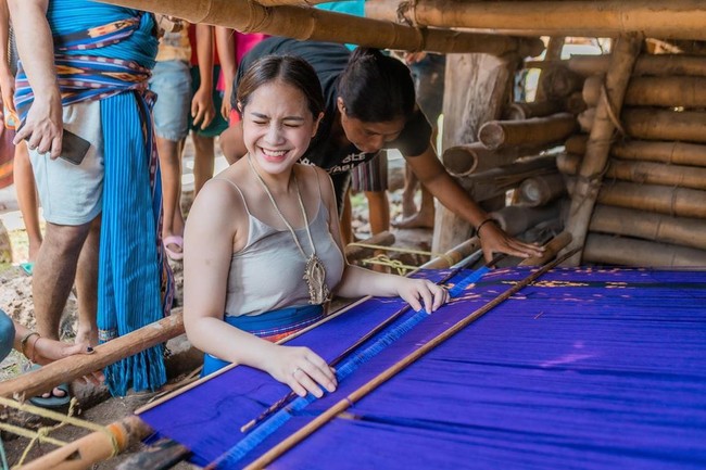 Yaampun mama gigi bening bgttt, tulis netizen. Ada yang bening + putih tapi bukan bihun😭 Mba gigi cakep betcullll, tulis netizen yang berpantun. mama gigi putih bgttt, tulis netizen lainnya pada foto yang memperlihatkan momen Nagita Slavina berbaju adat bersama Raffi Ahmad di akun Instagram @raffinagita1717. Foto: Instagram