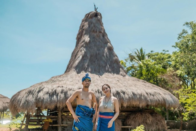 Inilah penampilan Nagita Slavina bersama Raffi Ahmad saat mencoba memakai baju adat Sumba di sela-sela liburan mereka ke pulau yang berada di provinsi Nusa Tenggara Timur tersebut.  Yaa Allahindah sekali 😍kebudayaan Indonesia, tulis Instagram @raffinagita1717 di keterangan fotonya.  Foto: Instagram