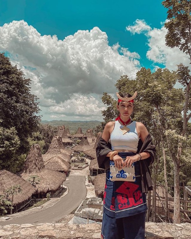 Luna Maya juga termasuk geng artis yang liburan bersama ke Sumba dengan Raffi Ahmad, Nagita Slavina dan Ayu Dewi. Luna bergaya serupa Nagita, memakai atasan tanpa lengan saat memadukannya dengan kain Sumba. Bintang film Cinta Silver itu tampil semakin memikat bak wanita Sumba dengan aksesori hiasan kepala dan kalung. Foto: Instagram
