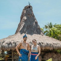 Inilah penampilan Nagita Slavina bersama Raffi Ahmad saat mencoba memakai baju adat Sumba di sela-sela liburan mereka ke pulau yang berada di provinsi Nusa Tenggara Timur tersebut.  Yaa Allahindah sekali 😍kebudayaan Indonesia, tulis Instagram @raffinagita1717 di keterangan fotonya.  Foto: Instagram