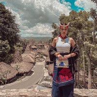 Luna Maya juga termasuk geng artis yang liburan bersama ke Sumba dengan Raffi Ahmad, Nagita Slavina dan Ayu Dewi. Luna bergaya serupa Nagita, memakai atasan tanpa lengan saat memadukannya dengan kain Sumba. Bintang film Cinta Silver itu tampil semakin memikat bak wanita Sumba dengan aksesori hiasan kepala dan kalung. Foto: Instagram