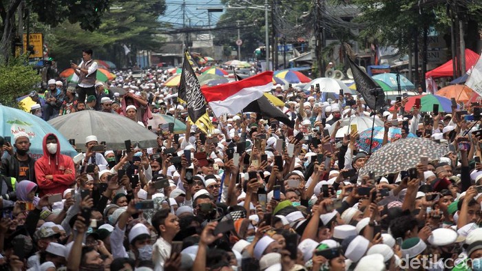 Kawasan Petamburan dipenuhi oleh massa pendukung Habib Rizieq. Mereka berkumpul di sana untuk menyambut kedatangan Habib Rizieq yang pulang ke Indonesia.