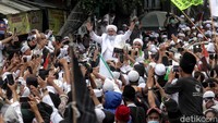 Habib Rizieq, yang menggunakan baju serba putih, begitu semangat membakar semangat massa pendukungnya.