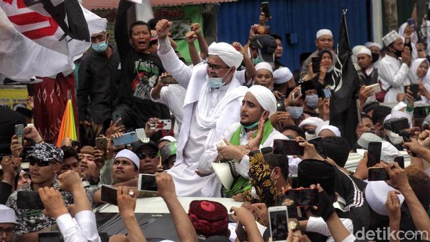 Kawasan Petamburan dipenuhi oleh massa pendukung Habib Rizieq. Mereka berkumpul di sana untuk menyambut kedatangan Habib Rizieq yang pulang ke Indonesia.