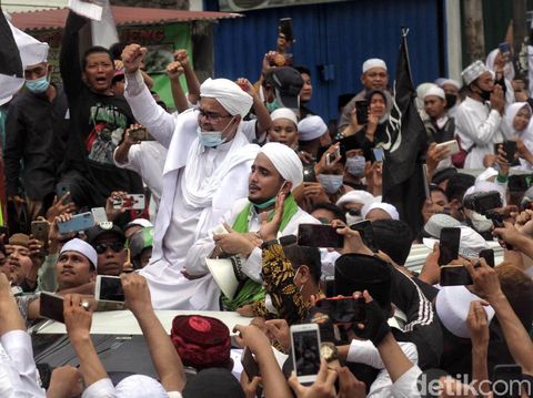 Kawasan Petamburan dipenuhi oleh massa pendukung Habib Rizieq. Mereka berkumpul di sana untuk menyambut kedatangan Habib Rizieq yang pulang ke Indonesia.