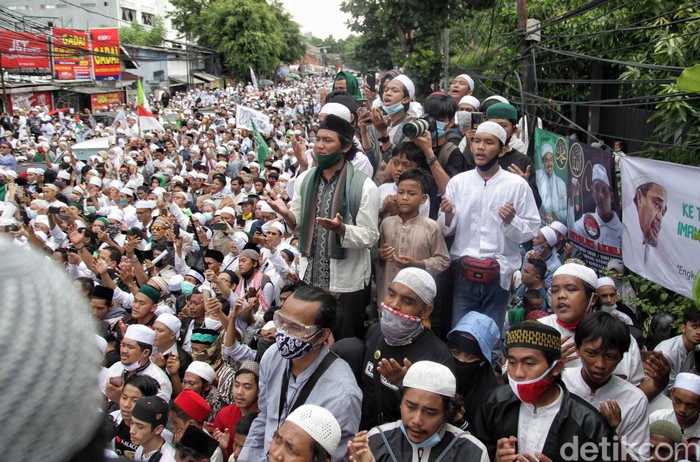 Kawasan Petamburan dipenuhi oleh massa pendukung Habib Rizieq. Mereka berkumpul di sana untuk menyambut kedatangan Habib Rizieq yang pulang ke Indonesia.