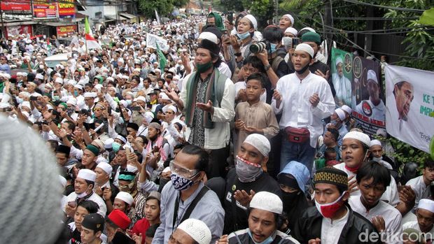 Kawasan Petamburan dipenuhi oleh massa pendukung Habib Rizieq. Mereka berkumpul di sana untuk menyambut kedatangan Habib Rizieq yang pulang ke Indonesia.