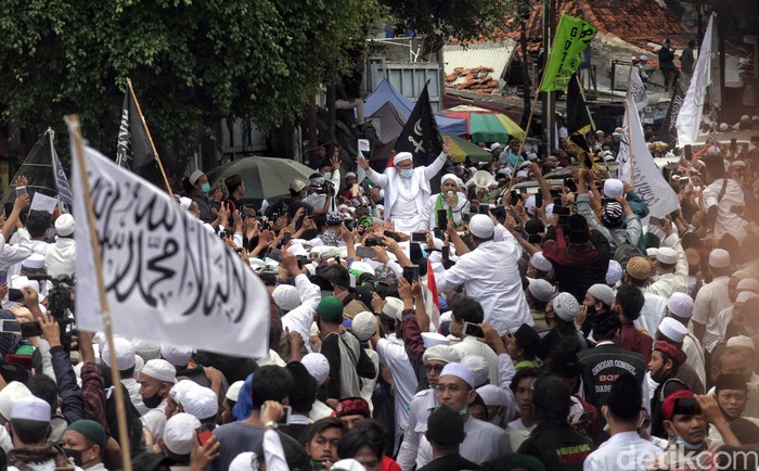 Kawasan Petamburan dipenuhi oleh massa pendukung Habib Rizieq. Mereka berkumpul di sana untuk menyambut kedatangan Habib Rizieq yang pulang ke Indonesia.