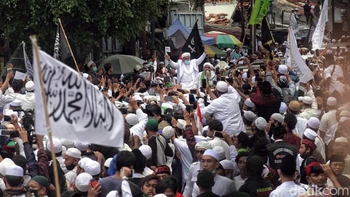 Kawasan Petamburan dipenuhi oleh massa pendukung Habib Rizieq. Mereka berkumpul di sana untuk menyambut kedatangan Habib Rizieq yang pulang ke Indonesia.