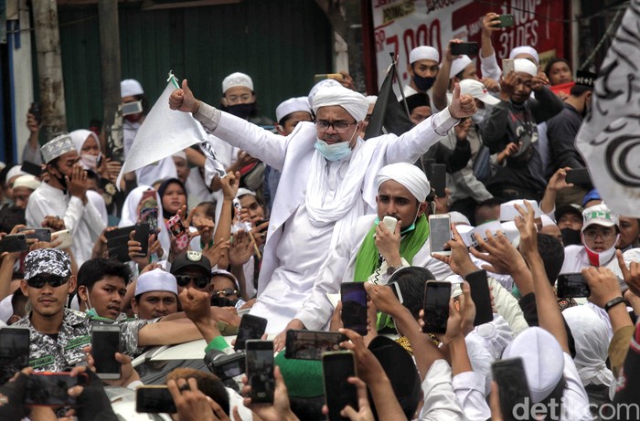 Kawasan Petamburan dipenuhi oleh massa pendukung Habib Rizieq. Mereka berkumpul di sana untuk menyambut kedatangan Habib Rizieq yang pulang ke Indonesia.