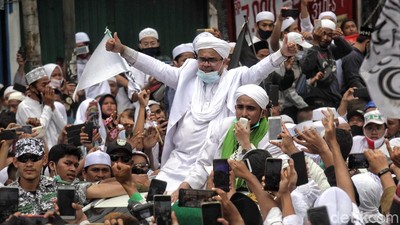 Foto: Gemuruh Penyambutan Habib Rizieq di Petamburan