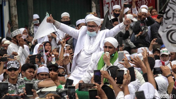 Foto: Gemuruh Penyambutan Habib Rizieq di Petamburan