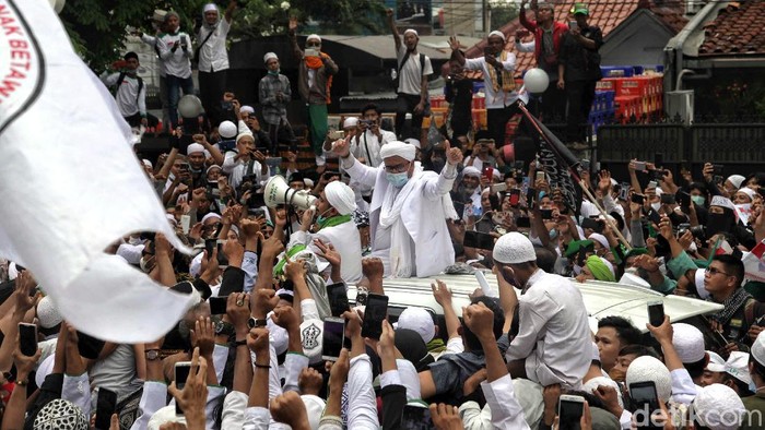 Gemuruh Penyambutan Habib Rizieq di Petamburan Kawasan Petamburan dipenuhi oleh massa pendukung Habib Rizieq. Mereka berkumpul di sana untuk menyambut kedatangan Habib Rizieq yang pulang ke Indonesia.