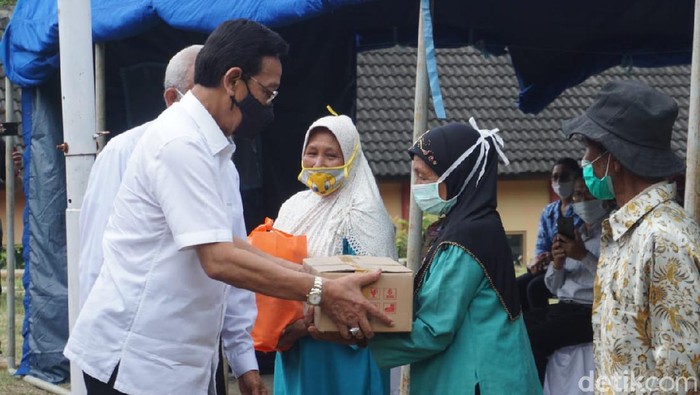 Gubernur DIY Sri Sultan Hamengku Buwono (HB) X saat mengunjungi pengungsi Merapi di Glagaharjo, Cangkringan, Sleman, Selasa (10/11/2020).