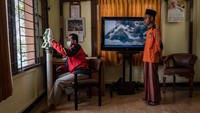 Selain itu, menurut petugas Pos Pengamatan Gunung Merapi di Desa Jrakah, Kecamatan Selo, Kabupaten Boyolali, Ahmad Sopari, deformasi Gunung Merapi yang berada di perbatasan Jawa Tengah dan Daerah Istimewa Yogyakarta (DIY) saat ini dominan ke arah barat.  