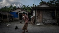 Sementara itu, Gubernur Daerah Istimewa Yogyakarta Sri Sultan Hamengku Buwono (HB) X meminta masyarakat tetap waspada dengan potensi bencana yang diprediksi mengarah ke barat.  