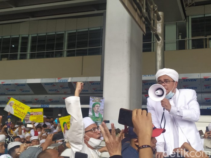 Habib Rizieq di Bandara Soekarno Hatta Habib Rizieq di Bandara Soekarno Hatta