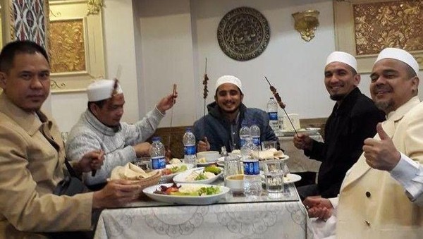 Pulang ke Indonesia, Habib Rizieq Santap Nasi Mandi dan Jus Kurma