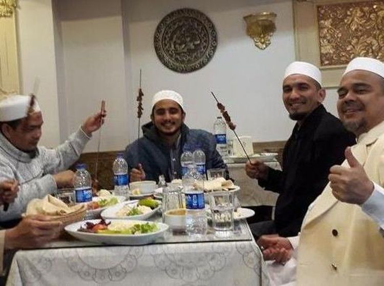 Pulang ke Indonesia, Habib Rizieq Santap Nasi Mandi dan Jus Kurma