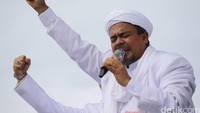 Pria yang kerap mengenakan sorban di kepala ini langsung punya banyak agenda di Indonesia. Tapi sebelum memulai aktivitasnya, ia menyantap bekal makanan yang dibawa dari Mekkah. Foto: detikcom