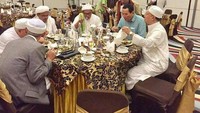 Tommy Soeharto pernah jadi teman makan Habib Rizieq. Momen ini diambil dalam acara yang digelar di sebuah hotel. Semangkuk sup jadi salah satu menu makanannya. Foto:twitter Tommy Soeharto