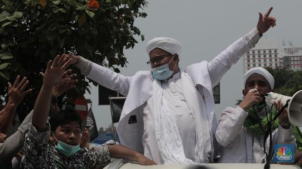 Imam Besar Front Pembela Islam (FPI), Habib Rizieq Shihab saat di keluar Tol Grogol-Slipi, Jakarta, Selasa (10/11). Pantauan CNBC Indonesia Pentolan FPI itu terlihat menggunakan mobil Pajero Dengan No polis B 1 FPI. Ia juga melambaikan tangan ke warga yang menanti kedatangannya. Pantauan lalu lintas terlihat macet saat HRS tiba di kawasan keluar tol Slipi. Rombongan Habib Rizieq langsung menuju Petamburan, Tanah Abang, Jakarta Pusat. (CNBC Indonesia/ Muhammad Sabki)