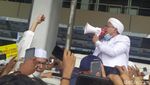 Foto: Habib Rizieq Temui Massa Penjemputnya di Terminal 3 Soetta