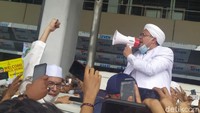 Foto: Habib Rizieq diikuti massa FPI menyerukan takbir (Luqman Nurhadi Arunanta/detikcom)