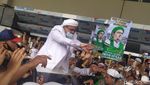 Foto: Habib Rizieq Temui Massa Penjemputnya di Terminal 3 Soetta