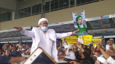 Foto: Habib Rizieq Temui Massa Penjemputnya di Terminal 3 Soetta