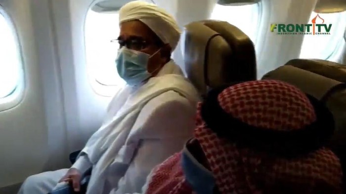 Habib Rizieq Syihab di pesawat (Dok. Screenshot YouTube Front TV).