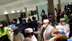 Penampakan Habib Rizieq Saat Keluar di Terminal 3 Bandara Soekarno-Hatta