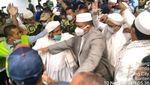 Penampakan Habib Rizieq Saat Keluar di Terminal 3 Bandara Soekarno-Hatta