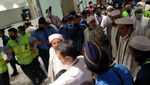 Penampakan Habib Rizieq Saat Keluar di Terminal 3 Bandara Soekarno-Hatta