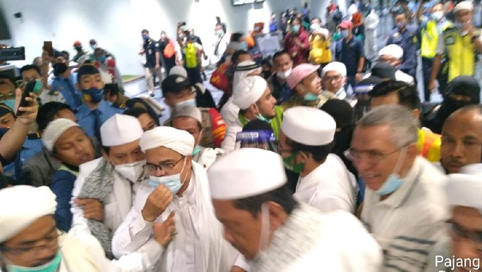 Habib Rizieq tiba di Terminal 3 Bandara Soekarno-Hatta