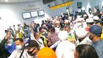 Penampakan Habib Rizieq Saat Keluar di Terminal 3 Bandara Soekarno-Hatta